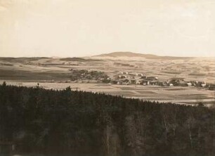 Oberlausitz. Blick vom oberen Rand des Steinbruches am Südhang des Löbauer Berges auf Kottmar, Lausche und Hochwald