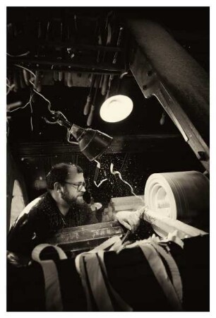 DER REIFENDREHER ANDREAS WERNER BEI DER ARBEIT