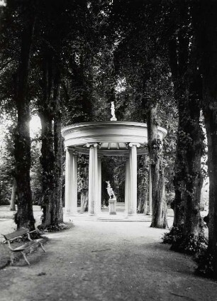 Neustrelitz, Schlosspark : Neustrelitz. Schlosspark. Tempel der Hebe