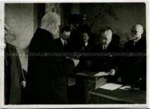 Reichspräsident Hindenburg im Wahllokal zur preußischen Landtagswahl