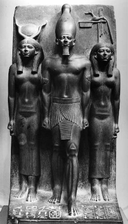 König Mykerinus zwischen zwei Göttinnen : König Mykerinus zwischen zwei Göttinnen. Schiefer; Höhe 93 cm (2600ante/2475ante). Kairo: Ägyptisches Museum CG 40.679