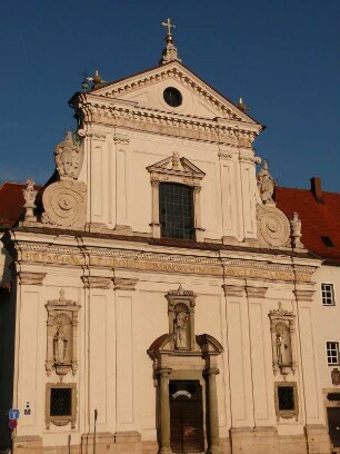 Fassade der Niedermünsterkirche