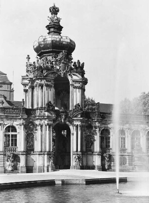 Dresden, Zwinger : Zwingerhof mit Blick auf Wasserspiel und Kronentor