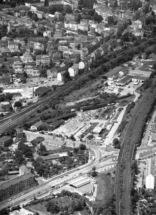 Dresden-Neustadt. Stadtteilansicht über Harkortstraße/Ecke Großenhainer Straße und Gleisanlagen gegen Dresden-Pieschen. Luftbild-Schrägaufnahme nach Süden