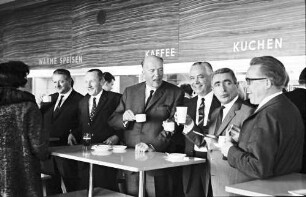Pforzheim: Autobahnrasthaus; Omnibusgäste (Stadträte und Oberbürgermeister Dr. Keidel im Autobahnrasthaus beim Schnellimbiss)