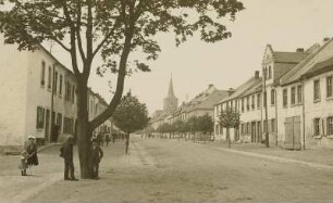 Weißenstadt. Straßenzug mit Wohnhäusern. Blick gegen Kirche