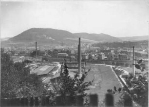 Deuben (Freital-Deuben). Stadtteilansicht mit Christuskirche. Blick vom Gasthaus "Zechels Höhe" auf dem Eichberg über das Gußstahlwerk nach Osten zum Windberg (353 m)