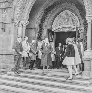 Hochzeit : Bautzen. Hochzeitsgesellschaft vor dem Portal der Maria-Martha-Kirche, August-Bebel-Platz