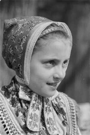 Mädchen in Schleifer Tracht aus Schleife. : Holca w Slepjanskej drasće z Slepeho.