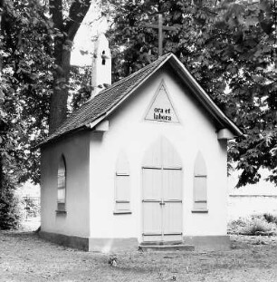 Park westlich des Leonhardi'schen Schlosses mit Kapelle und Taufbecken; Karben, Parkstraße , Im Ort , Parkstraße 10