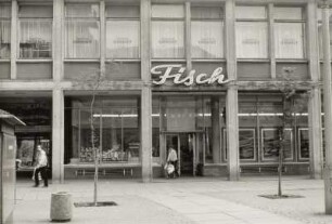 Dresden-Altstadt, Gewandhausstraße 2. Wohn- und Geschäftshaus (1957-1958; H. Terpitz, G. Dettmar, H. Zimmermann) mit Fischladen