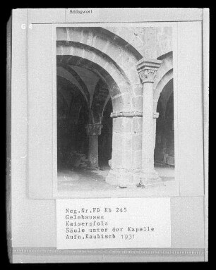 Gelnhausen. Kaiserpfalz Gelnhausen (1160/1180). Säule mit Adlerkapitell an der Innenseite der Torhalle (unter der Kapelle (15. Jahrhundert))