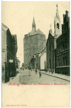 Kolberg (heute: Kolobrzeg / Polen). Domstraße mit Mariendom und Klosterkirche