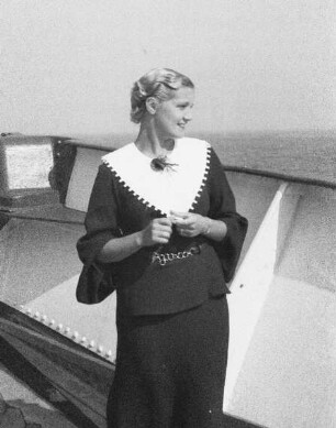 Bordleben. Junge Dame an Deck eines Passagierschiffes