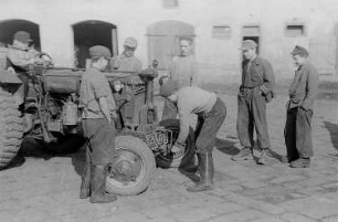 Reportage vom Volksgut Struppen : Jugendliche beim Starten eines Traktors