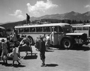 Reisefotos. Postauto mit Reisenden beim Zustieg zum Reiseziel Bad Hindelang