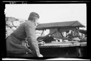 Armentières (Dep. Nord, Frankreich): Soldaten in der "Sachsenstellung" an einem Maschinengewehr (Nahaufnahme)