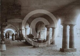 Laubengang am Marktplatz von Striegau