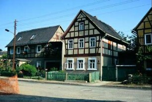 Fachwerkhäuser mit Vorgärten