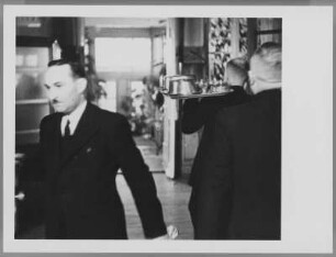 Szene aus dem Dokumentarfilm "Berggasthof Luisenhof": Kellner