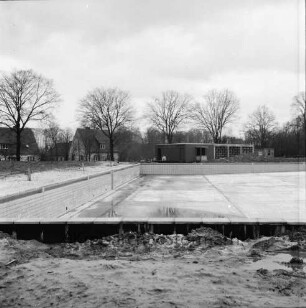 Freibad: Reeshoop: Nichtschwimmerbecken in Bau, mit Fliesen: im Hintergrund Filterhaus