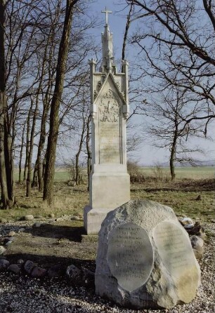 Denkmal für die glaubenstreuen Schwenkfelder, welche 1720-1740 auf dem Viehwege beerdigt wurden : Denkmal für die glaubenstreuen Schwenkfelder, welche 1720-1740 auf dem Viehwege beerdigt wurden. Sandstein, Schrift mit Blattgold (1863). Twardocice, Schloßpark