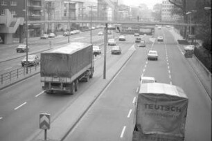 Autoverkehr in der Kriegsstraße