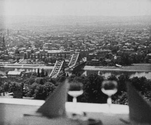 Szene aus dem Dokumentarfilm "Berggasthof Luisenhof": Blick auf die Loschwitzer Brücke ("Blaues Wunder") und Blasewitz