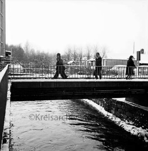 Trave: Fußgängerbrücke zwischen Mühlenstraße und Lübecker Straße im Winter: Blick Richtung Osten