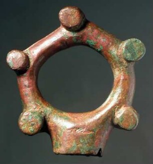 Ring mit fünf runden zylinderförmigen Vorsprüngen (Fechterring)