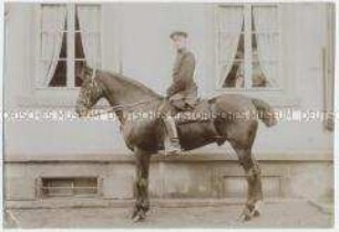 Offizier der Schutztruppe für Deutsch-Südwestafrika auf seinem Pferd