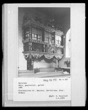 Malschwitz-Kleinbautzen. Kirche Kleinbautzen (1675/1681, 1907 Sanierung, 2004 Sanierung). Kircheninneres. Betstube (Holz, geschnitzt, gefasst; 1681) an der Nordwand des Chores