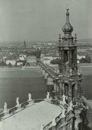 Dresden. Blick vom Schlossturm über die Katholische Hofkirche und die Elbe zur Neustadt
