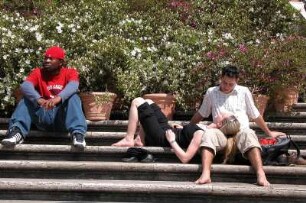 Ruhepause auf der Spanischen Treppe : Leute sitzen auf der Spanischen Treppe in Rom, 2004