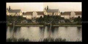 Blick über Teich zum Äbtepalast und der Kirche des Klosters Oliva, Zoppot