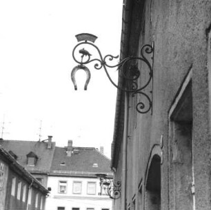 Ausleger mit Hufeisen : Ausleger mit Hufeisen. Schmiedeeisen. Bischofswerda, Kirchgasse 3, Wohnhaus