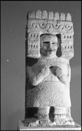 Freiburg: Völkerkundemuseum, Steinfigur einer Maisgöttin, Lavastein, zapotekisch oder aztekisch