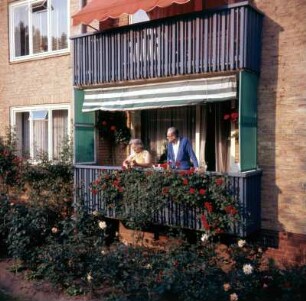 Hamburg. Blumenpflege auf dem Balkon