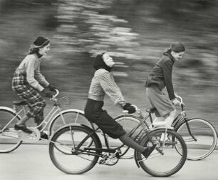 "The bicyclers", Modeaufnahme, Modelle Anne Norring und Ann Theophane Graham (Junior Bazaar)