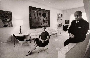 Der Regisseur Otto Preminger in seinem New Yorker Wohnzimmer