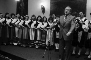 Freiburg: Kaufhaus, Bürgermeister Graf vor Folklore Gruppe