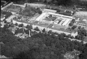 Dresden-Neustadt, Stauffenbergallee 12 a-h. Wohnanlage (ehemalige Kaserne für das Gardereiter-Regiment der sächsischen Armee; 1878). Luftbild-Schrägaufnahme über den Hechtpark nach Norden