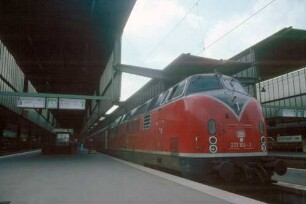 Stuttgart Hbf. Lok 221 104 DC 481 Zürich-Stuttgart
