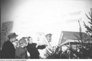 Dresden, Kurt-Fischer Platz (Olbrichtplatz), Nordhalle, Weihnachtsmesse, Eröffnung der Weihnachtsausstellung im Beisein von Martin Andersen-Nexö, 1. Dezember 1951