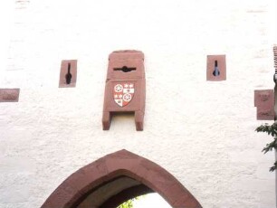 Stadtbefestigung-Stadttor (oberes Tor) - Torturm von Feldseite - Mittelgeschoß mit Wurferker und Wappenkartusche sowie Schlüsselloch-Schießscharten