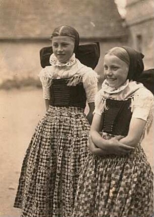 Wittichenau. Tracht in der nördlichen Oberlausitz, Gegend zwischen Kamenz-Bautzen-Wittichenau. Zwei Mädchen in Sonntagstracht