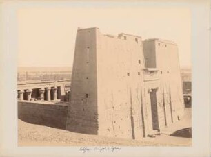 Tempel des Horus, Edfu: Ansicht, Pylon