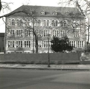 Dresden-Trachau, Böttgerstraße 11. Alte Schule (1897/1899) (heute 56. Mittelschule). Straßenfront Cottbuser Straße