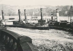 Radschlepper im Eis