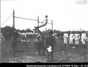 Turnfest der Turnvereine in Wolfenbüttel Enthält: Turner am Reck, Zuschauer